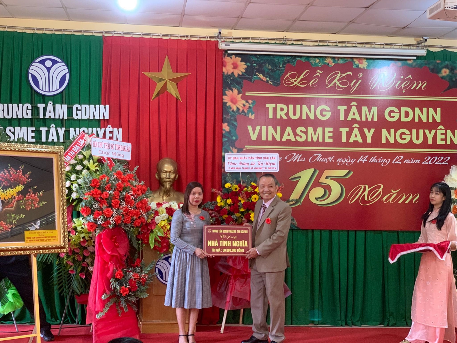 Bà Ayun H' Hương - Chủ tịch Hội Chữ thập đỏ tỉnh Đăk Lăk, thay mặt cho những mảnh đời còn gian khó nhận quà tặng là một căn nhà tình nghĩa trị giá 50 triệu đồng từ ông Lương Văn Lục - Giám đốc Trung tâm GDNN Vinasme Tây Nguyên.