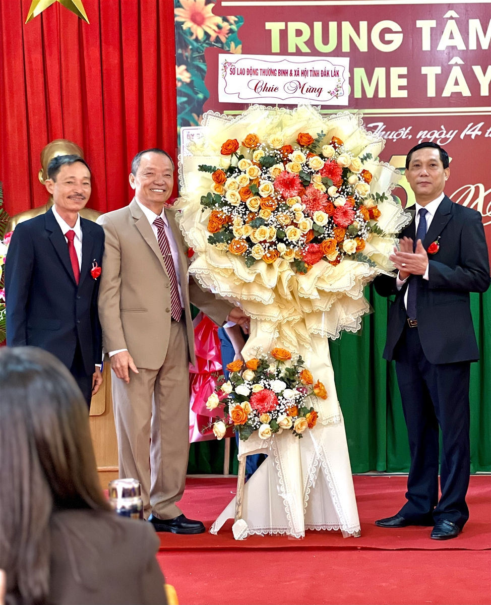 Ông Nguyễn Quang Thuân, phó Giám đốc Sở LĐ-TB&XH tỉnh Đăk Lăk, thay mặt lãnh đạo sở LĐ-TB&XH tặng lẵng hoa nhân dịp kỷ niệm 15 năm thành lập TT GDNN VINASME Tây Nguyên.