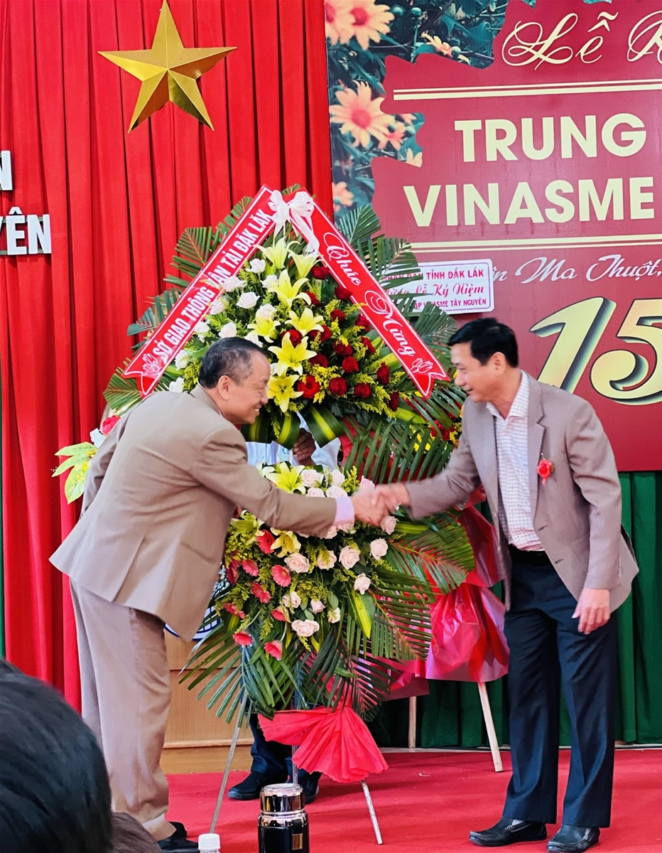 Ông Lê Đình Minh, phó Giám đốc sở GT-VT tỉnh Đăk Lăk, trao lẵng hoa của sở GT-VT tỉnh Đăk Lăk chúc mừng lễ kỷ niệm 15 năm thành lập TT GDNN VINASME Tây Nguyên.