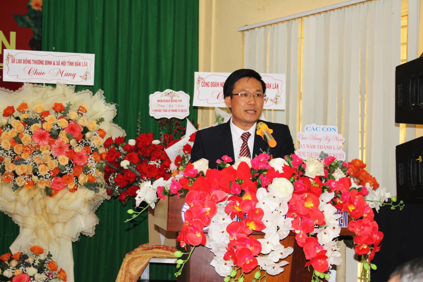 Ông Đặng Kim Hoan, Chủ tịch Công đoàn cơ sở TT GDNN VINASME Tây Nguyên đọc quyết định khen thưởng và trao giải chung cuộc cuộc thi truyền thông "Người giáo viên Vinasme thời đại 4.0".