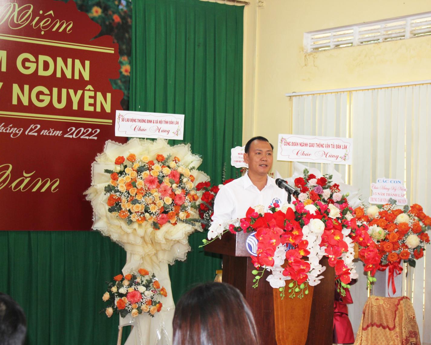 Thầy Trần Xuân Hoàng Vinh đại diện cho những giáo viên đã gắn bó lâu năm với TT GDNN VINASME Tây Nguyên phát biểu ý kiến.