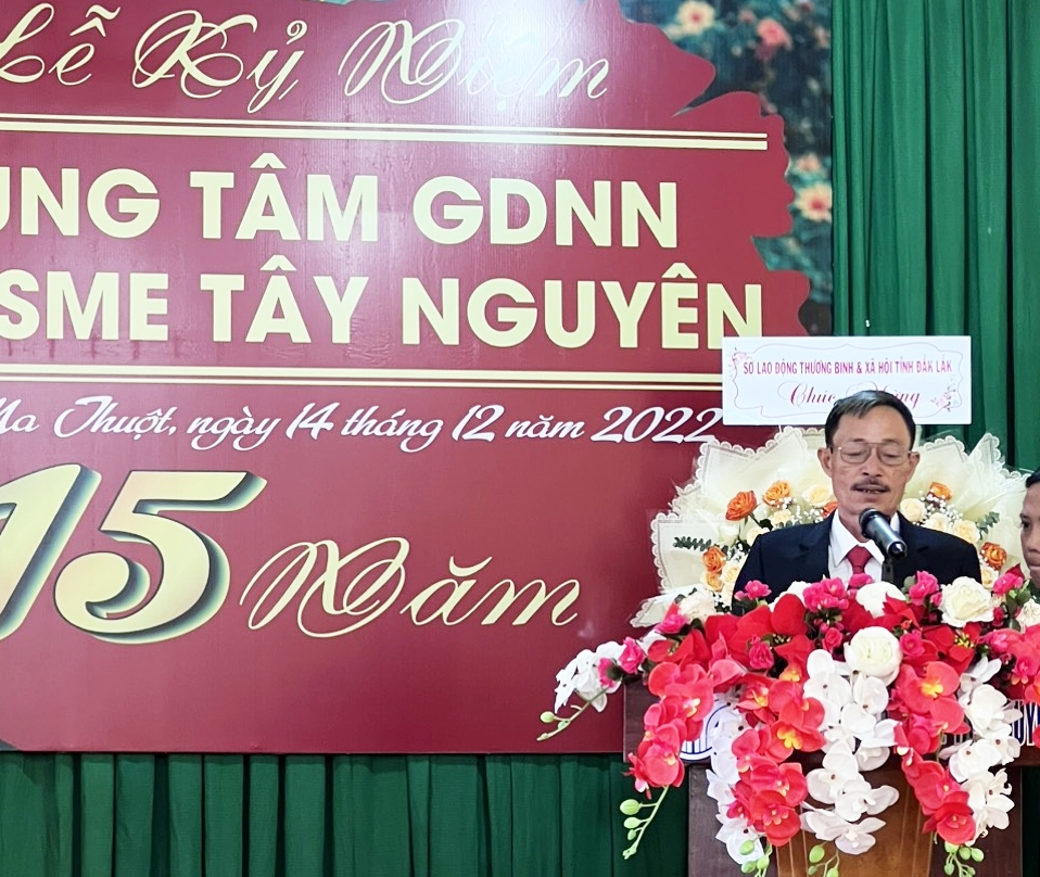 Phó Giám đốc TT GDNN VINASME Tây Nguyên, ông Hồ Hữu Đỉnh, đọc quyết định khen thưởng tri ân cán bộ, giáo viên và nhân viên TT đã gắn bó, đồng cam cộng khổ xây dựng thương hiệu VINASME Tây Nguyên trong suốt thời gian qua.