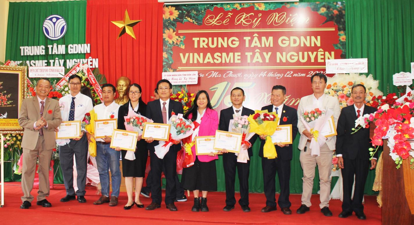 Giải tập thể hoàn thành xuất sắc công việc