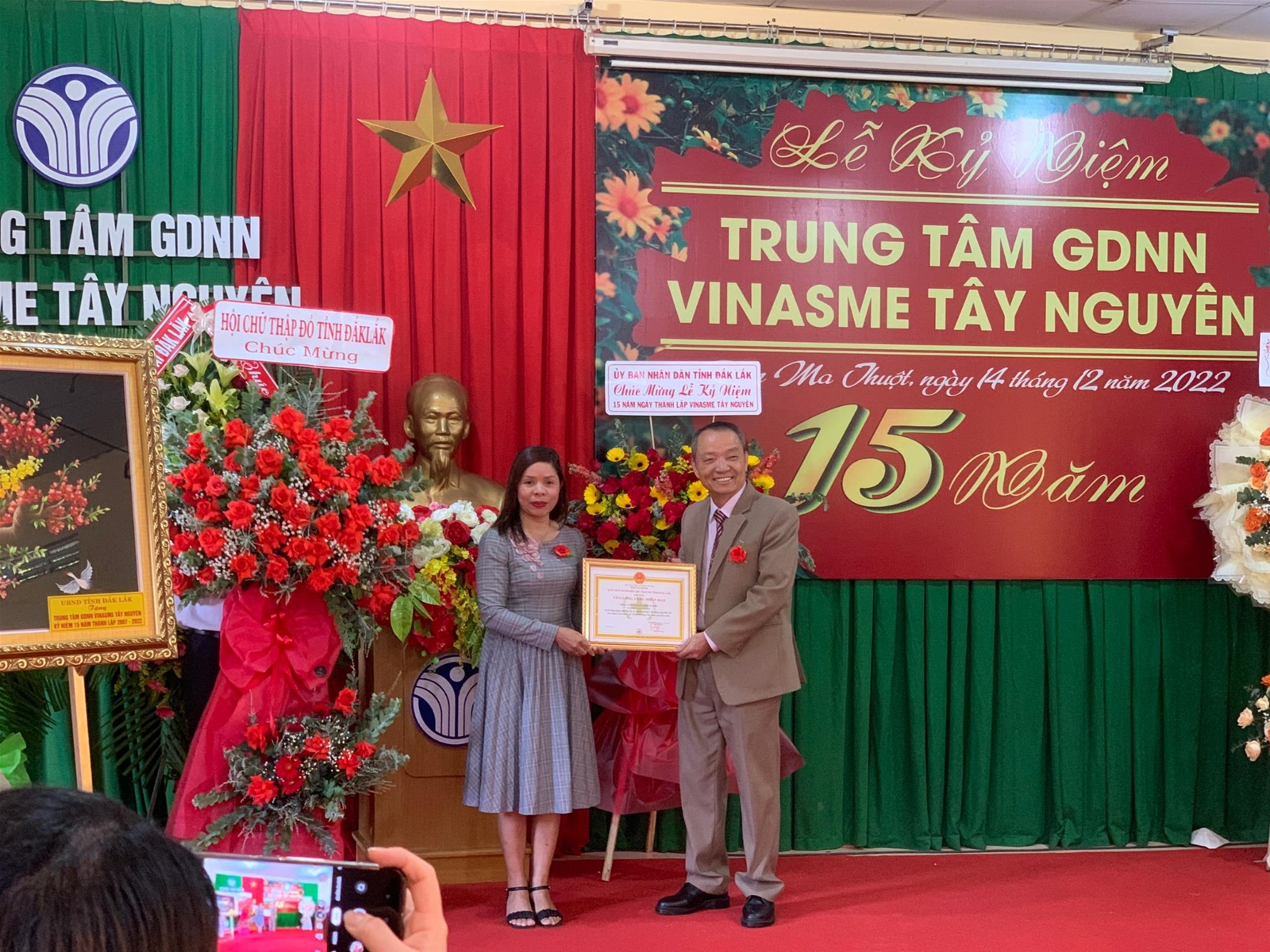 Bà Ayun H' Hương thay mặt Hội Chữ thập đỏ tỉnh Đăk Lăk ghi nhận đóng góp thiện nguyện của Trung tâm GDNN Vinasme Tây Nguyên.