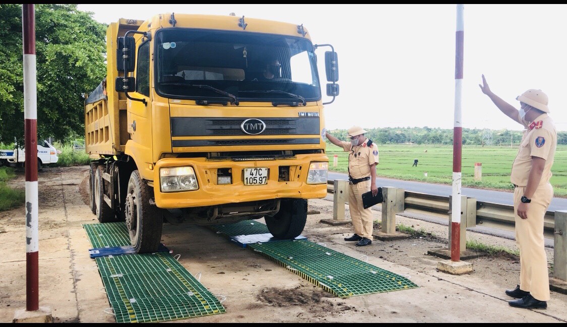 Đội CSGT-TT Công an huyện Krông Ana kiểm tra tải trọng phương tiện.