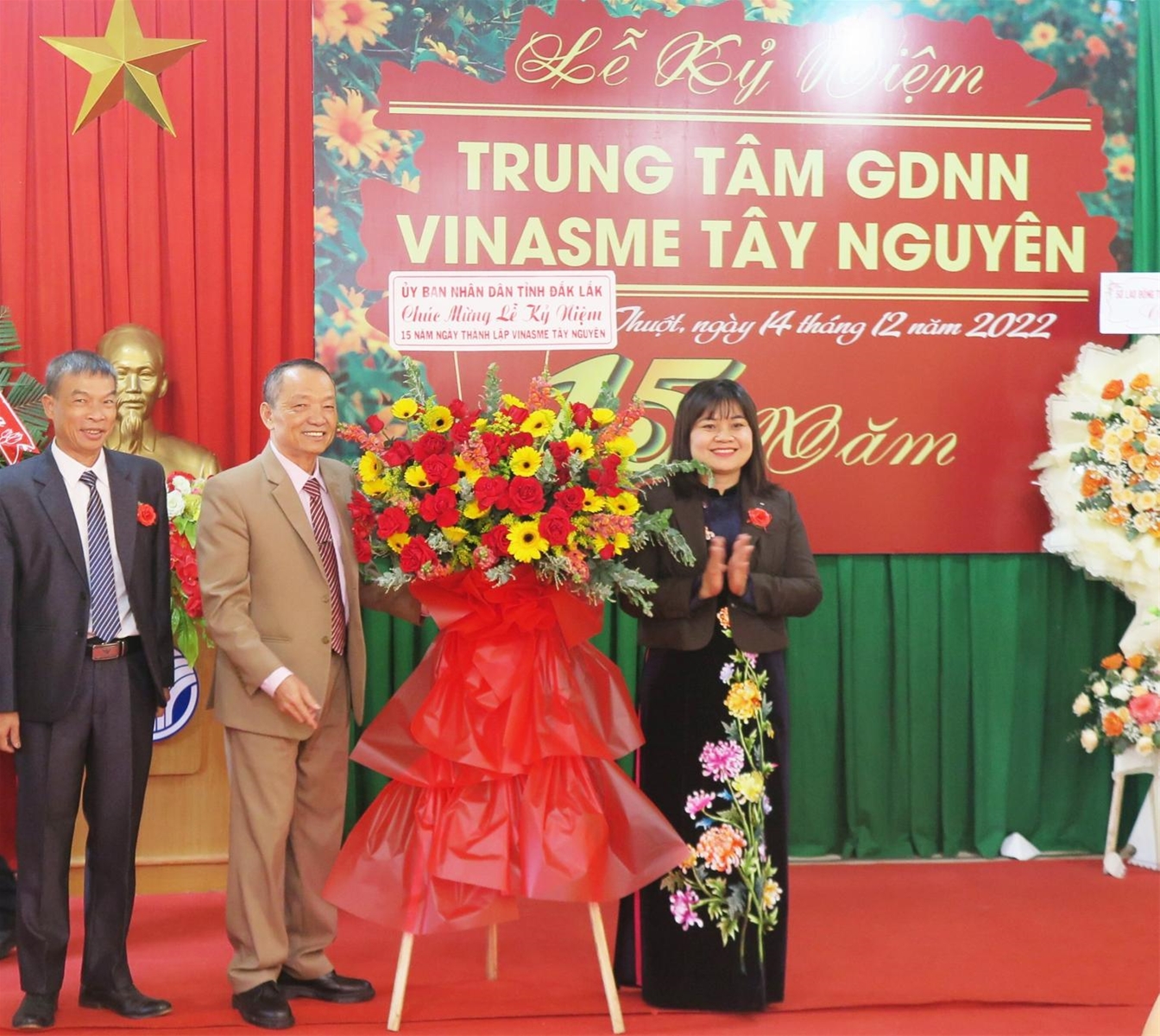 Lẵng hoa tươi thắm của UBND tỉnh Đăk Lăk gửi tặng TT GDNN VINASME Tây Nguyên nhân kỷ niệm 15 năm ngày thành lập TT (2007-2022).