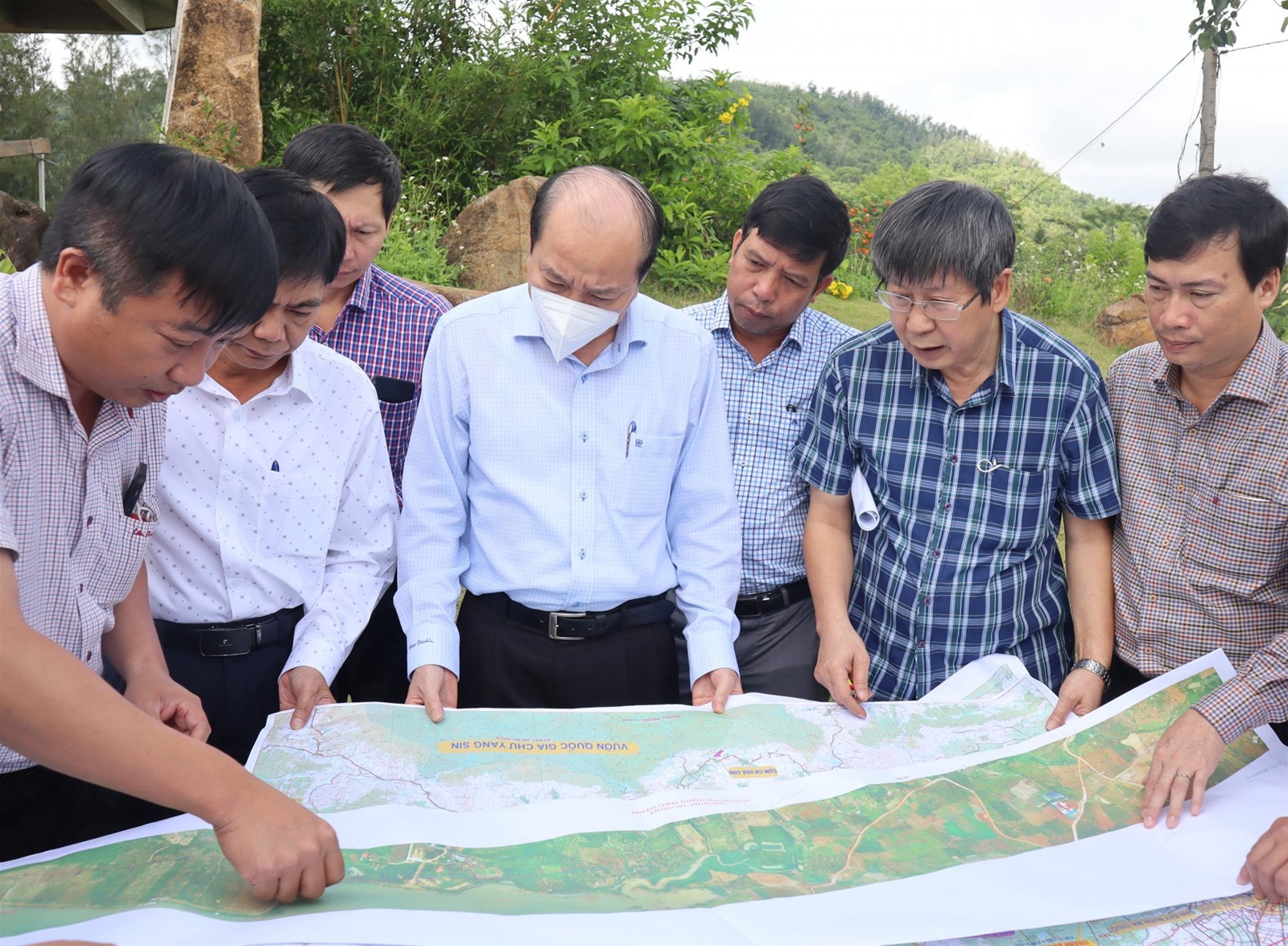 Đoàn công tác của UBND tỉnh khảo sát vị trí xây dựng cao tốc Khánh Hòa - Buôn Ma Thuột đoạn quan huyện Krông Pắc.