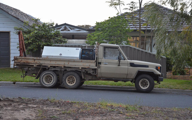 Luật quy định lái xe phải khóa xe và đóng kín cửa sổ tại Australia. Ảnh: Autocar