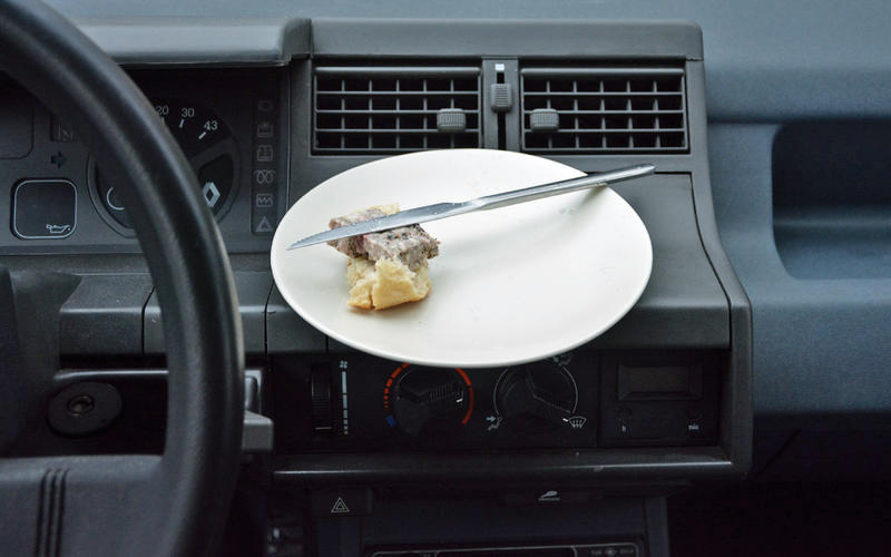 Việc ăn uống trên xe bị cấm tại quốc đảo Síp. Ảnh: Autocar