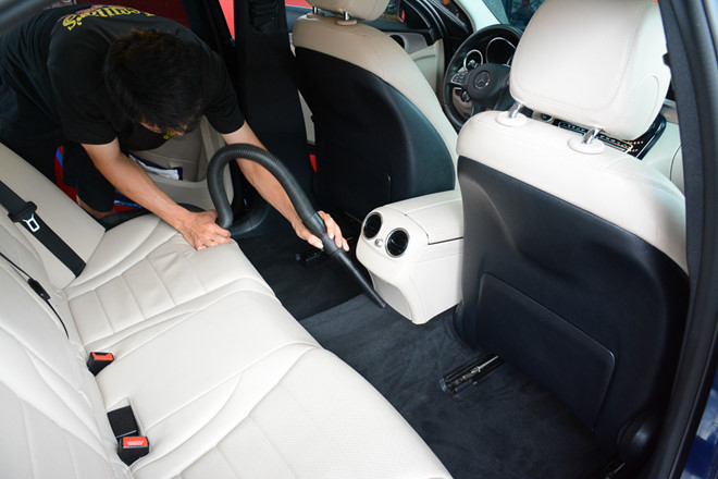  Ngoài việc rửa xe, người dùng ô tô nên chú ý lau chùi, khử trùng các chi tiết trên ô tô